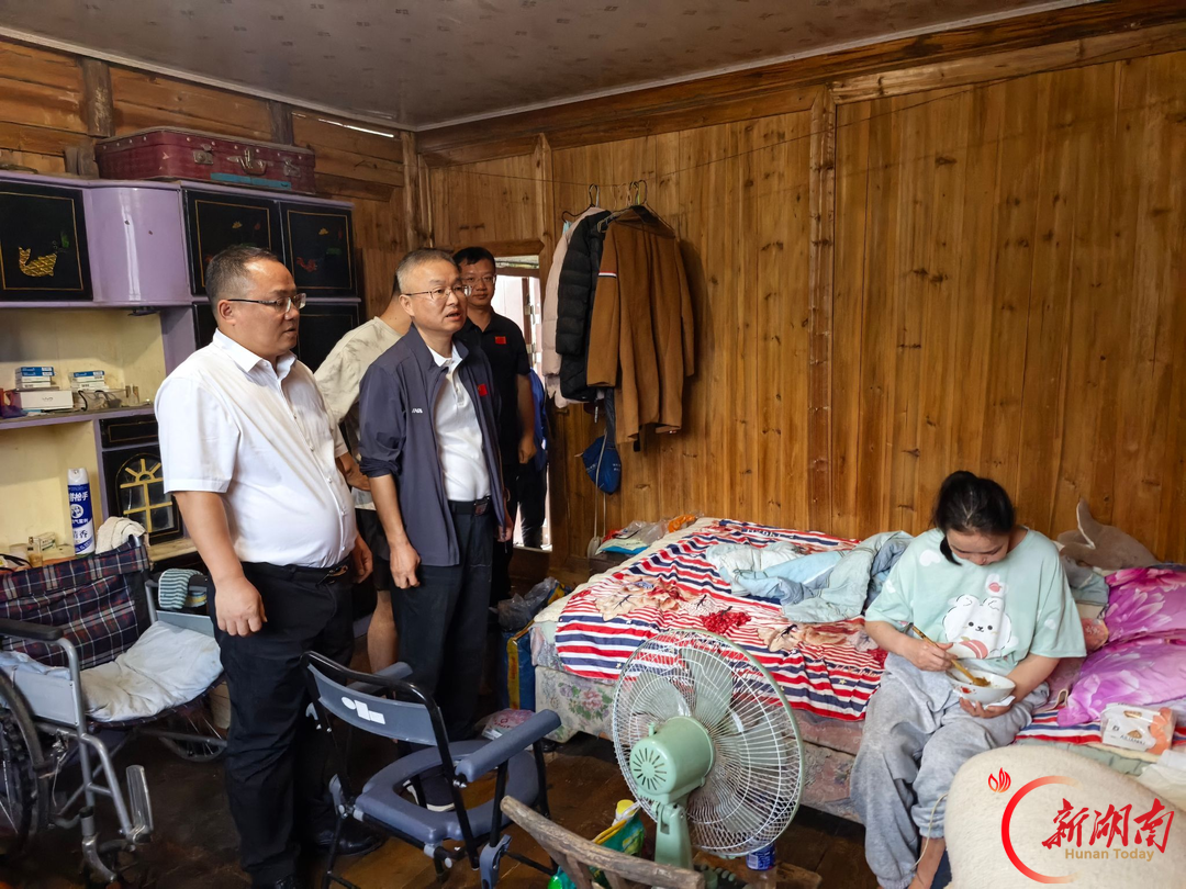 湖南财院党委副书记刘钟理赴芷江青叶树村调研