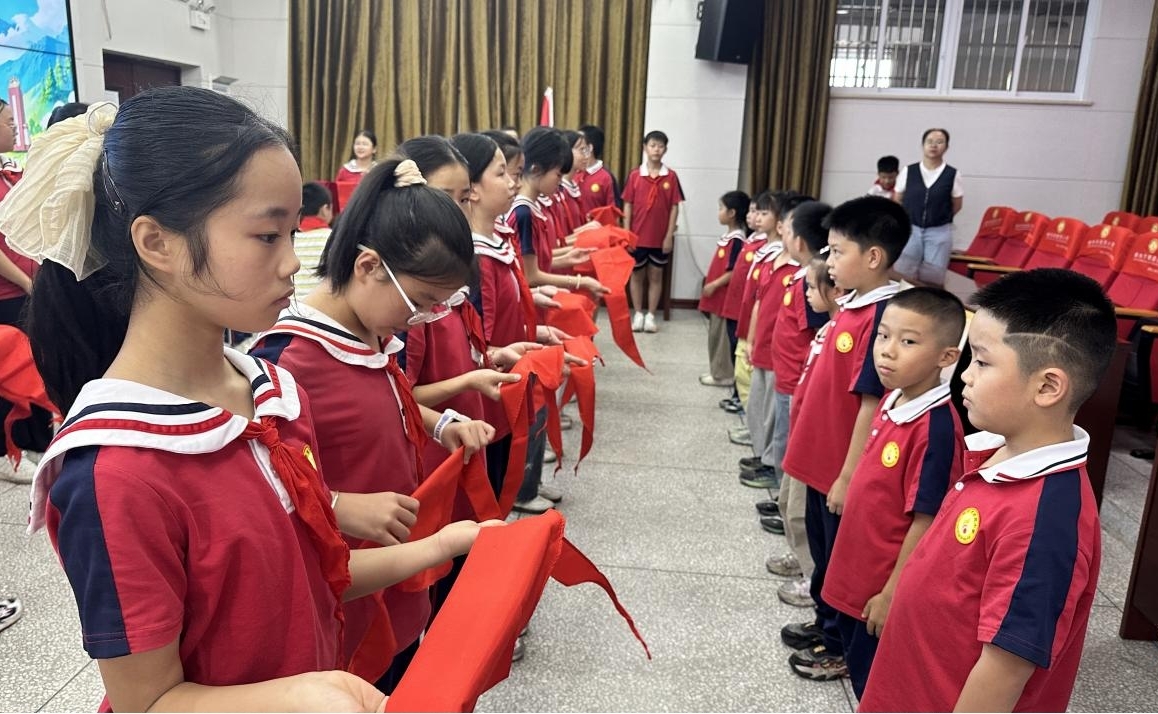 郴州市南燕小学举行建队日新队员入队仪式