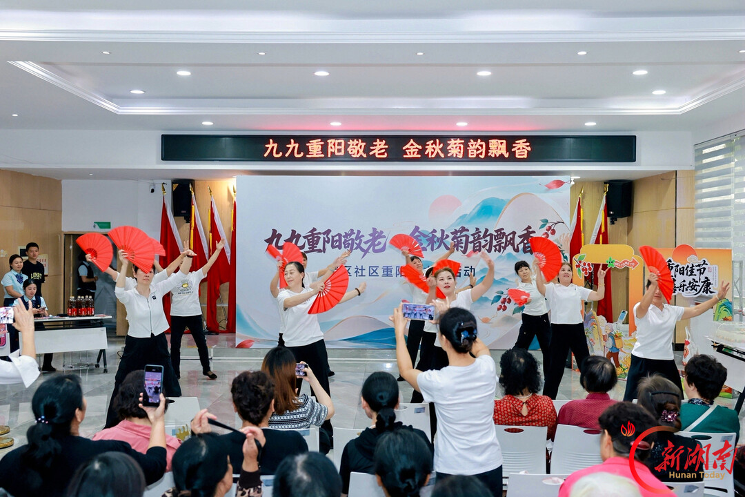 长沙军区社区:九九重阳敬老情 金秋菊韵暖人心
