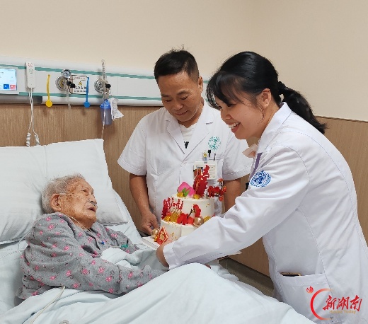 百岁芳华,仁心守护|病房里,一场特别的百岁生辰礼