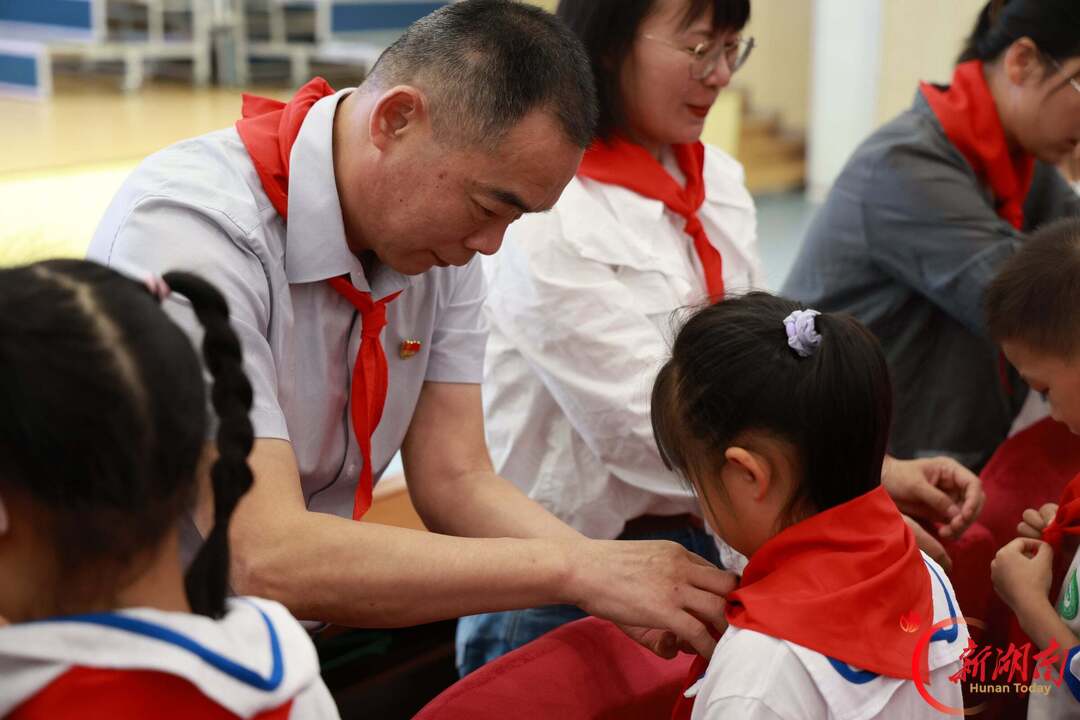 长沙市岳麓区博才白鹤小学西校区举行建队日入队仪式暨文艺汇演
