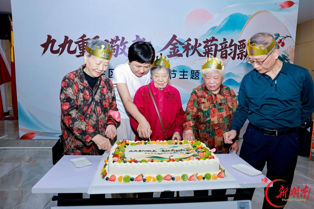 长沙军区社区:九九重阳敬老情 金秋菊韵暖人心