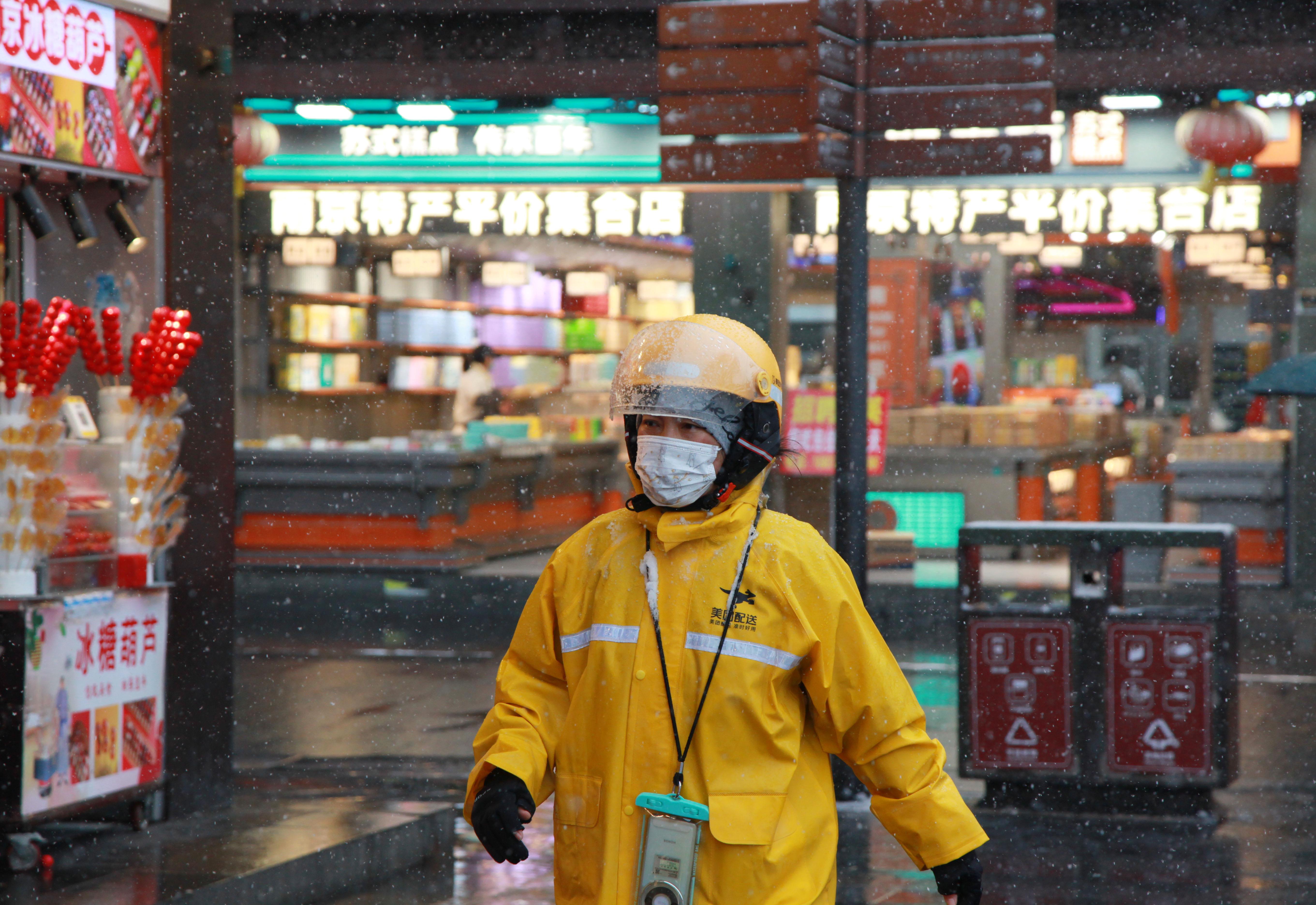 超重 大件 爬楼订单有望多拿钱 外卖骑手额外劳动该如何定价?
