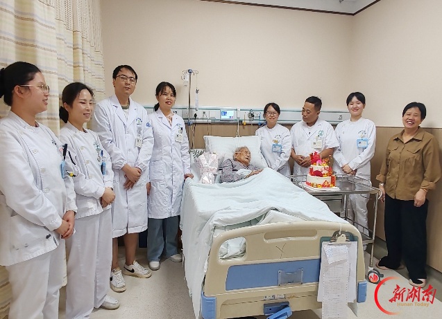 百岁芳华,仁心守护|病房里,一场特别的百岁生辰礼