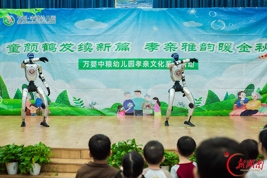 老幼同乐迎重阳