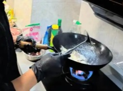 代扔垃圾、上门助浴、上门做饭成灵活就业新选择，“新饭碗”如何端得更稳