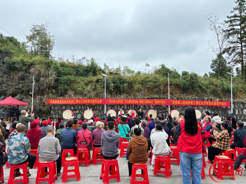 情暖重阳践初心 残友志愿展风采——凤凰小草托养中心组织服务对象走进社区共赴敬老之约