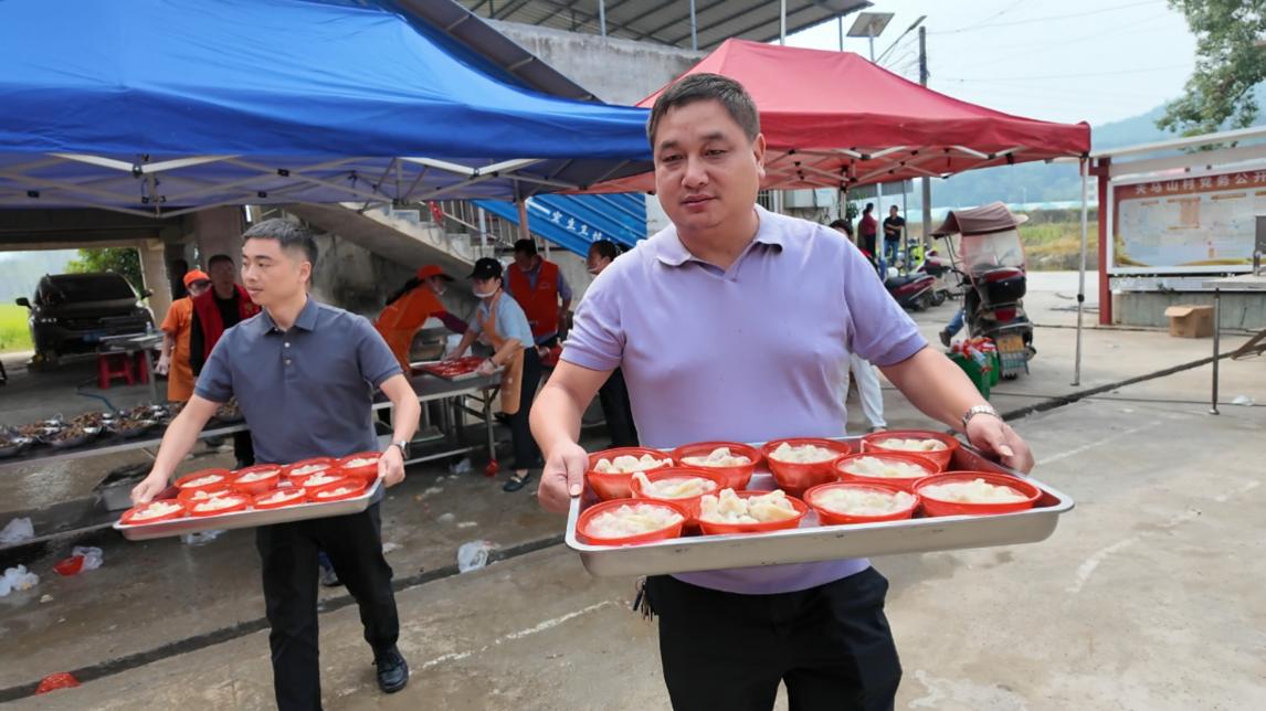 隆回荷香重阳：书记镇长化身服务员端菜 敬老宴情暖天马山村