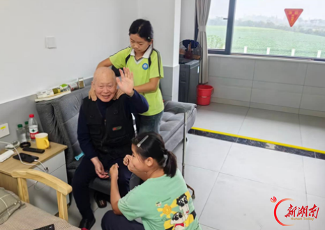 岳阳市君山区广兴洲中心学校:秋雨润重阳 敬老暖桑榆