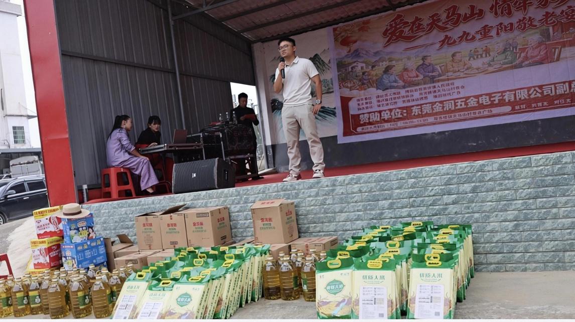 隆回荷香重阳：书记镇长化身服务员端菜 敬老宴情暖天马山村