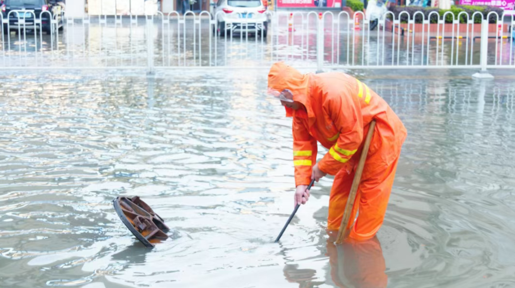 武陵区:强降雨致道路积水 应急人员全力排水保畅