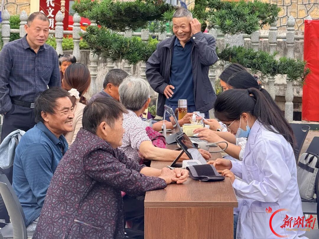 文化润乡土 关怀暖重阳 慈利县雷岩村开展重阳节敬老活动
