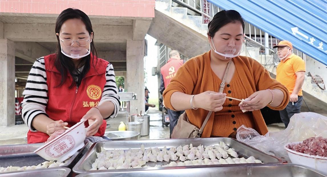 隆回荷香重阳：书记镇长化身服务员端菜 敬老宴情暖天马山村