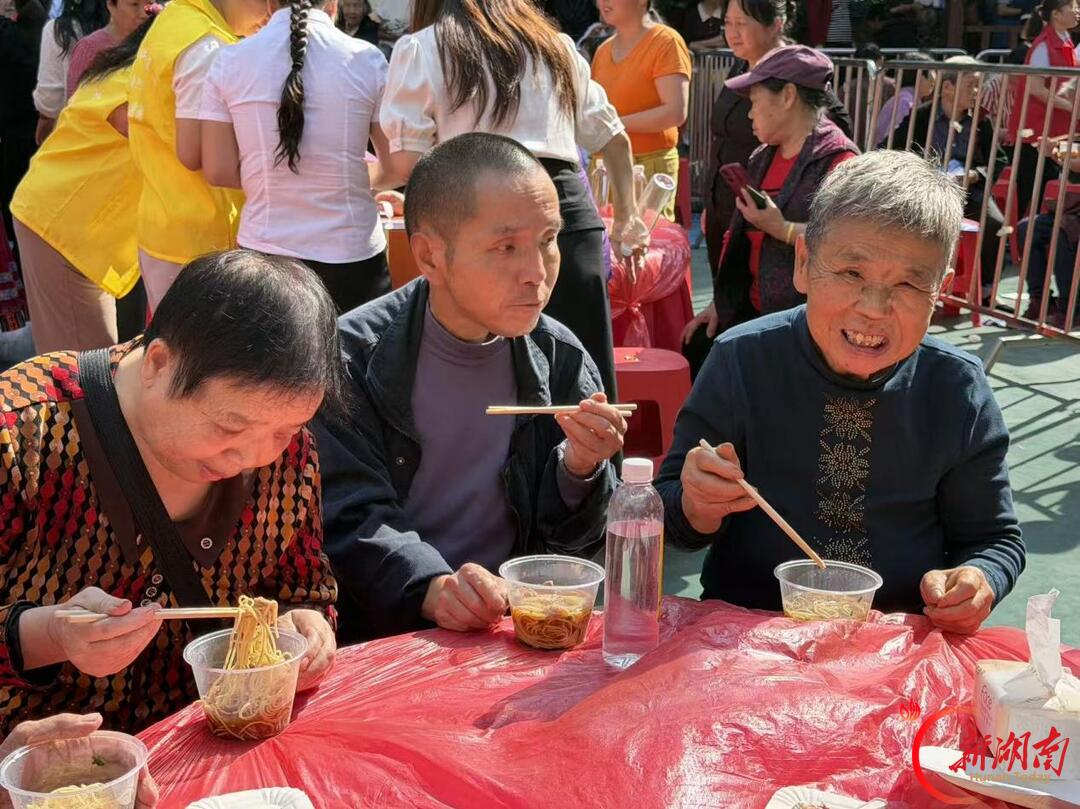 文景社区首届重阳邻里团圆节暨重阳敬老集体生日会温暖举行