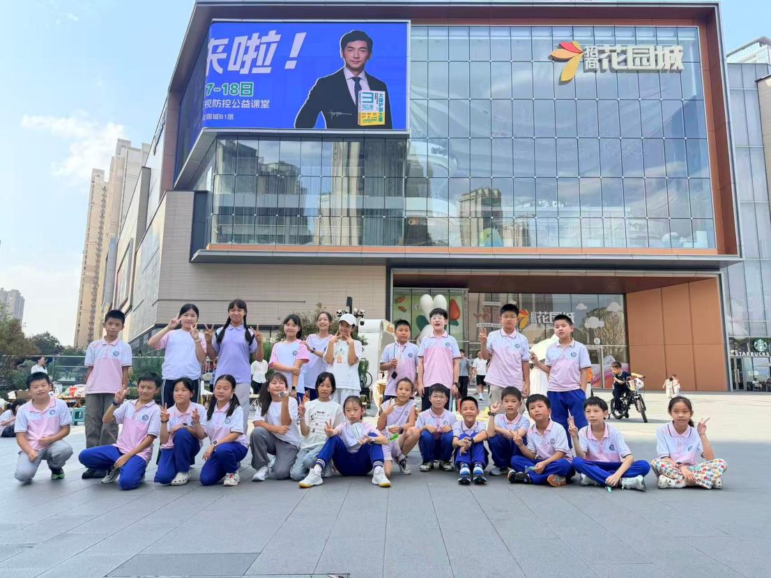 童心摆摊献爱心!长沙市实验小学学子义卖援建乡村微书屋