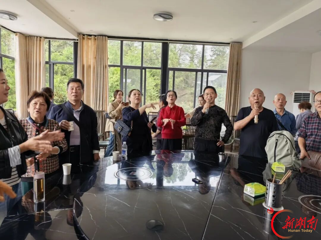 情暖重阳敬桑榆 共叙情谊话初心