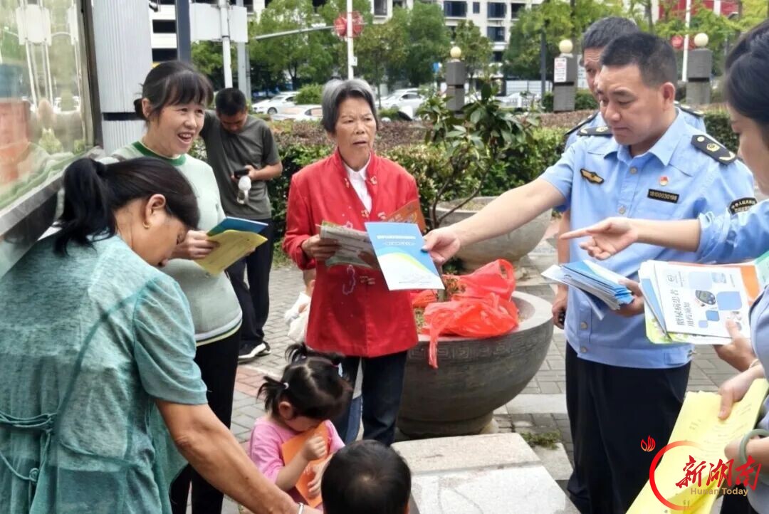 娄底市市场监管综合行政执法支队开展药品安全惠民宣传活动