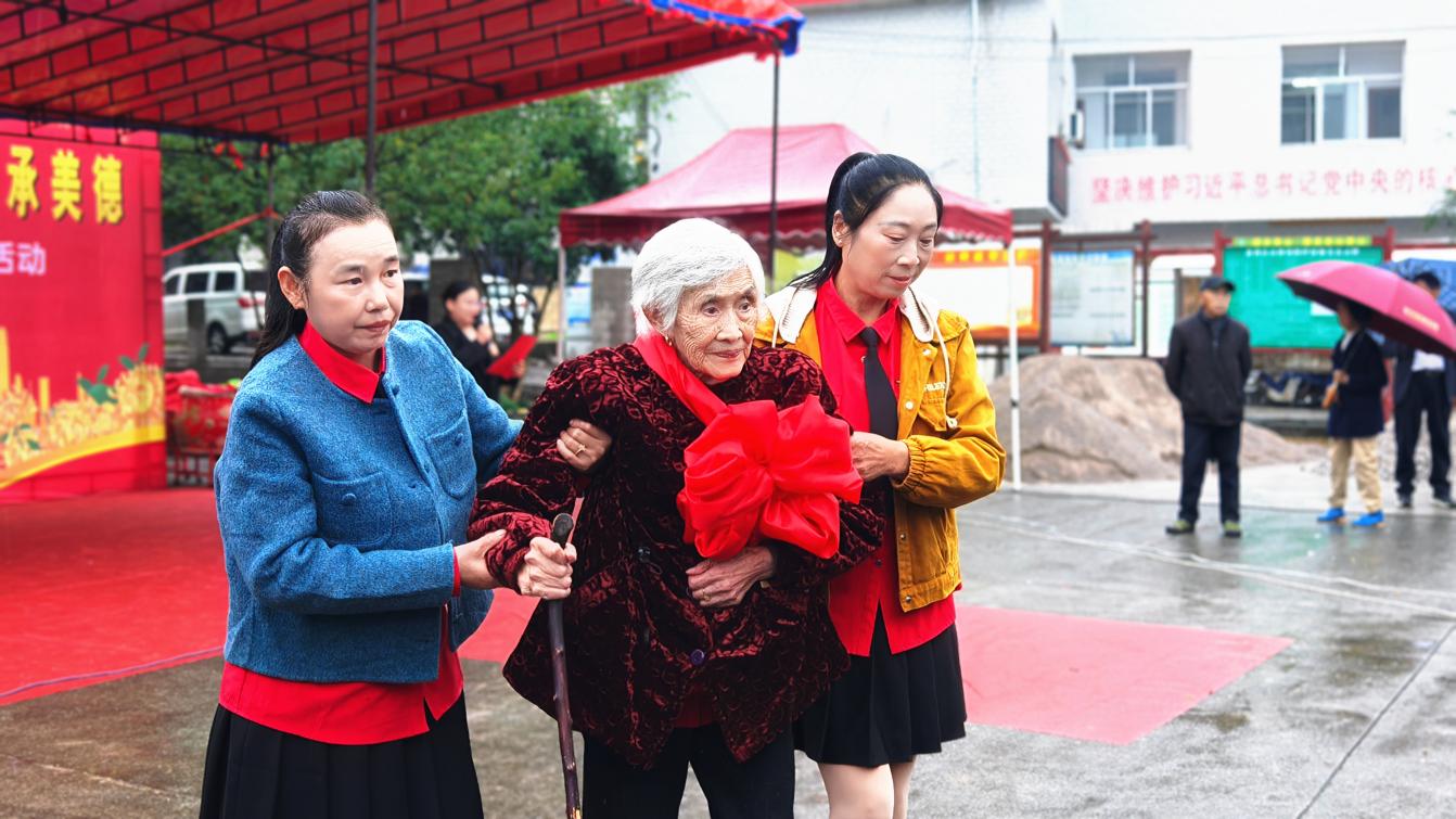 秋雨绵绵情意浓！慈利阳坪村把敬老服务送到老人家门口