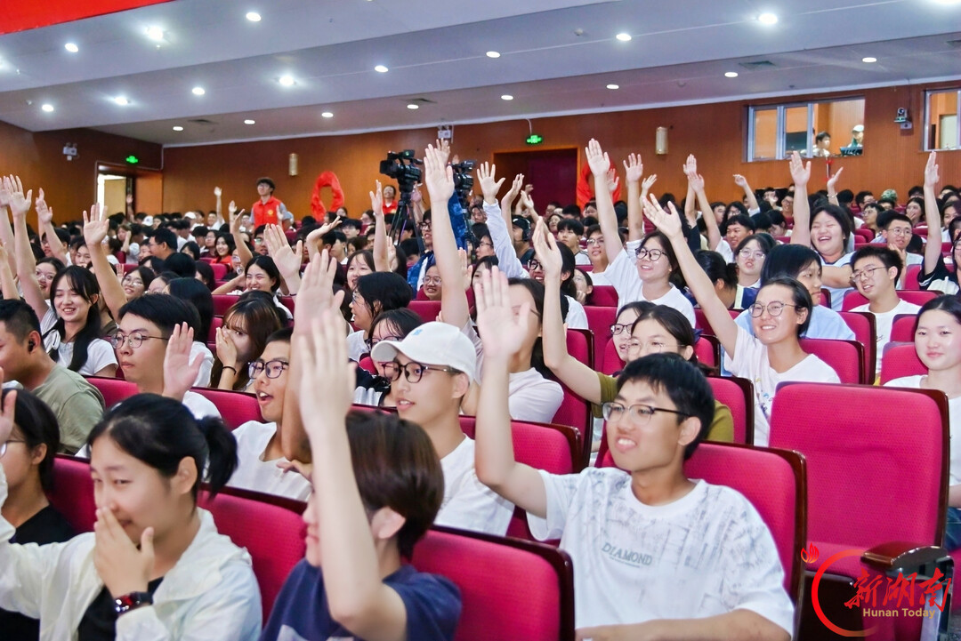 近千学子手手相传“红丝带”！湖南这场校园健康课，把防艾知识“接”进心里