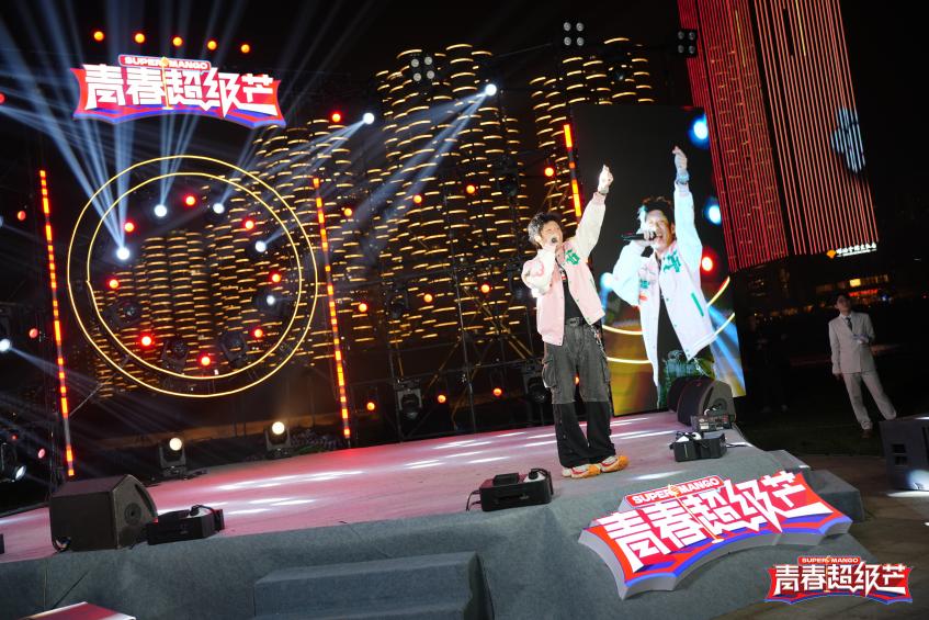 千架无人机上演“青春超级芒”音乐秀，解锁开福滨江夜经济新玩法