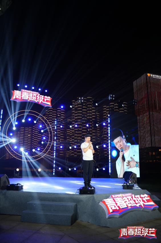 千架无人机上演“青春超级芒”音乐秀，解锁开福滨江夜经济新玩法