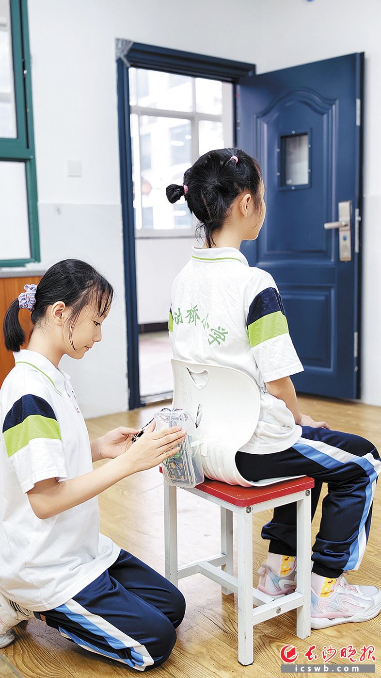 长沙小学生发明“久坐提示腰靠” 斩获市青少年科创大赛一等奖