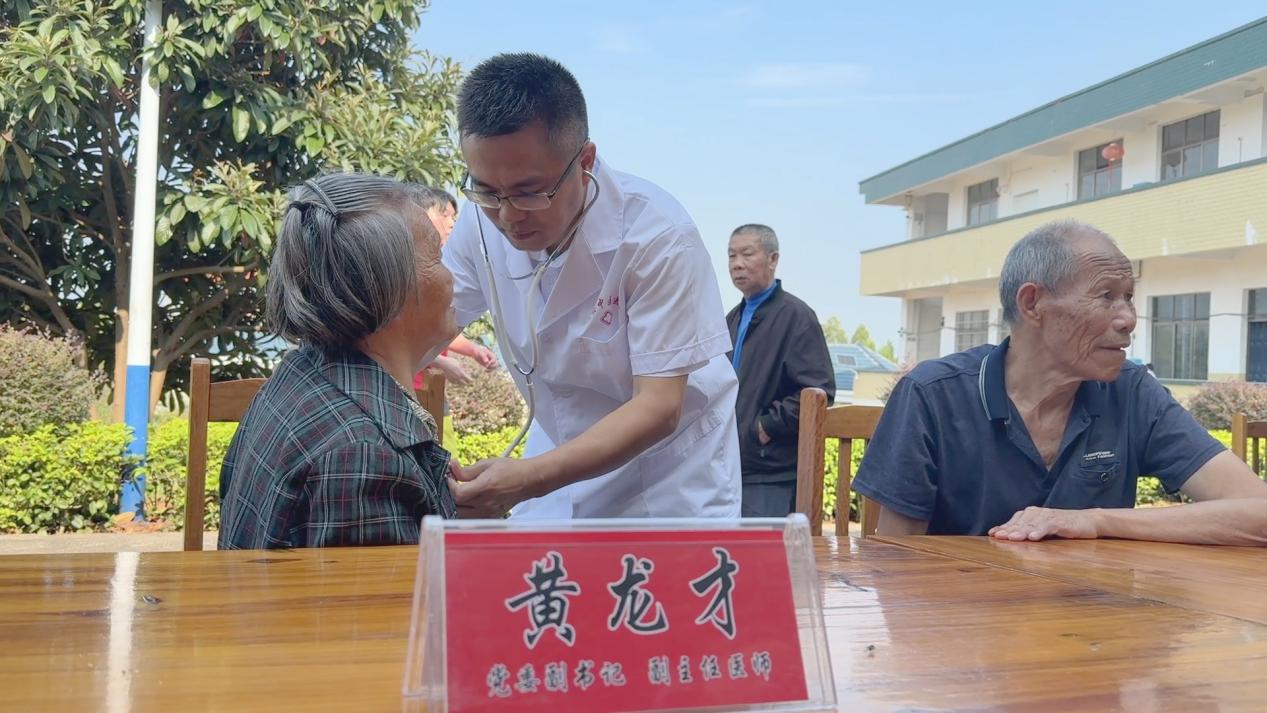 道县中医医院团委:青春敬老迎重阳 健康同行暖夕阳