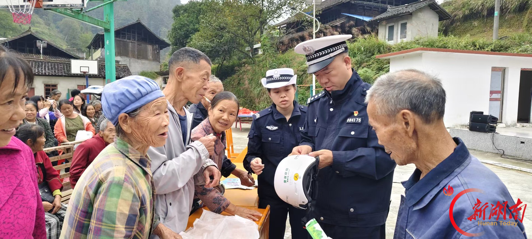 梨园曲声绕山寨,会同县文化惠民文艺演出走进炮团侗族苗族乡梨子寨村