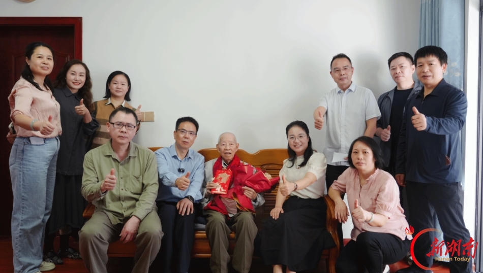 重阳敬老送关怀，走访慰问暖人心 ——湖南工业大学开展重阳节系列慰问活动