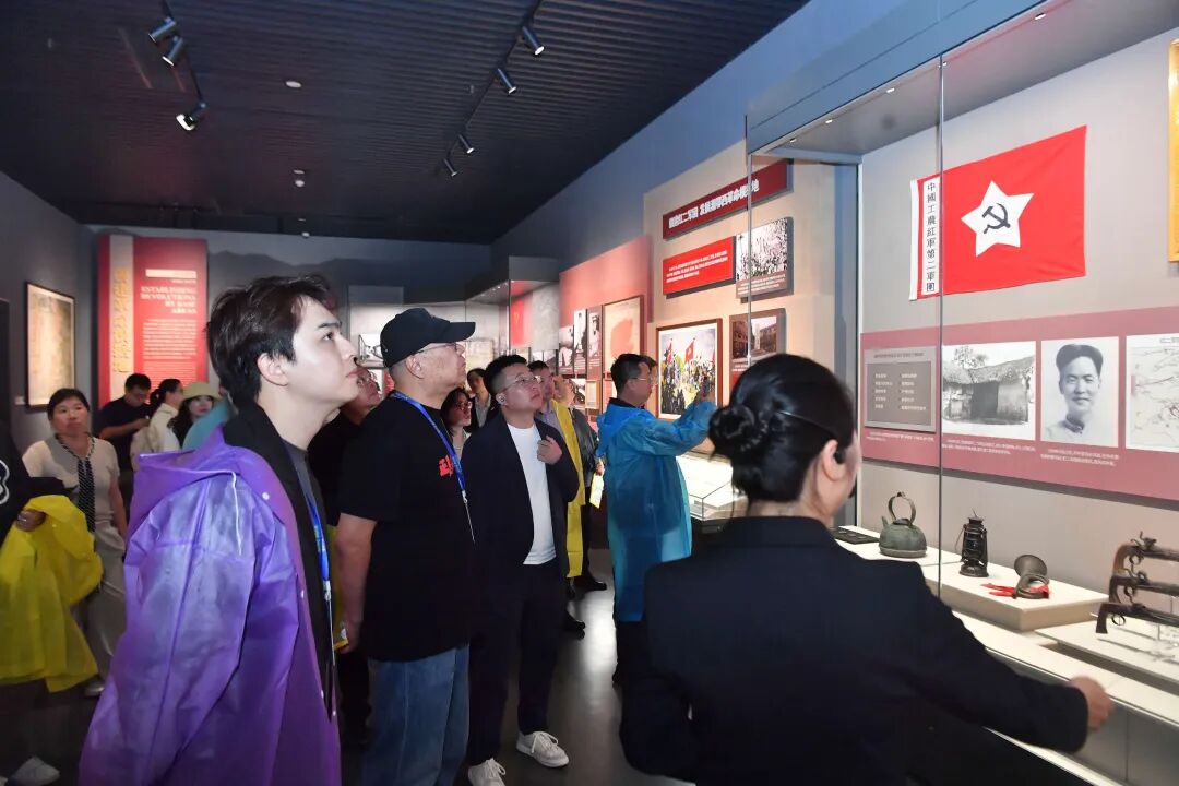 数艺与仙境的双向奔赴——“新艺中国・仙境张家界” 服务考察活动侧记