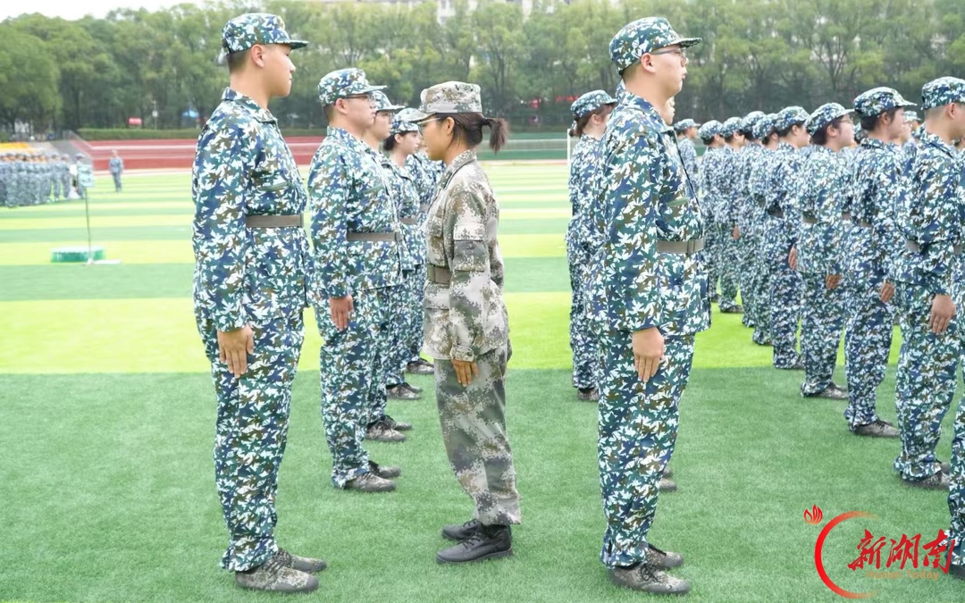 青春正步走丨迷彩淬初心,严训伴温情