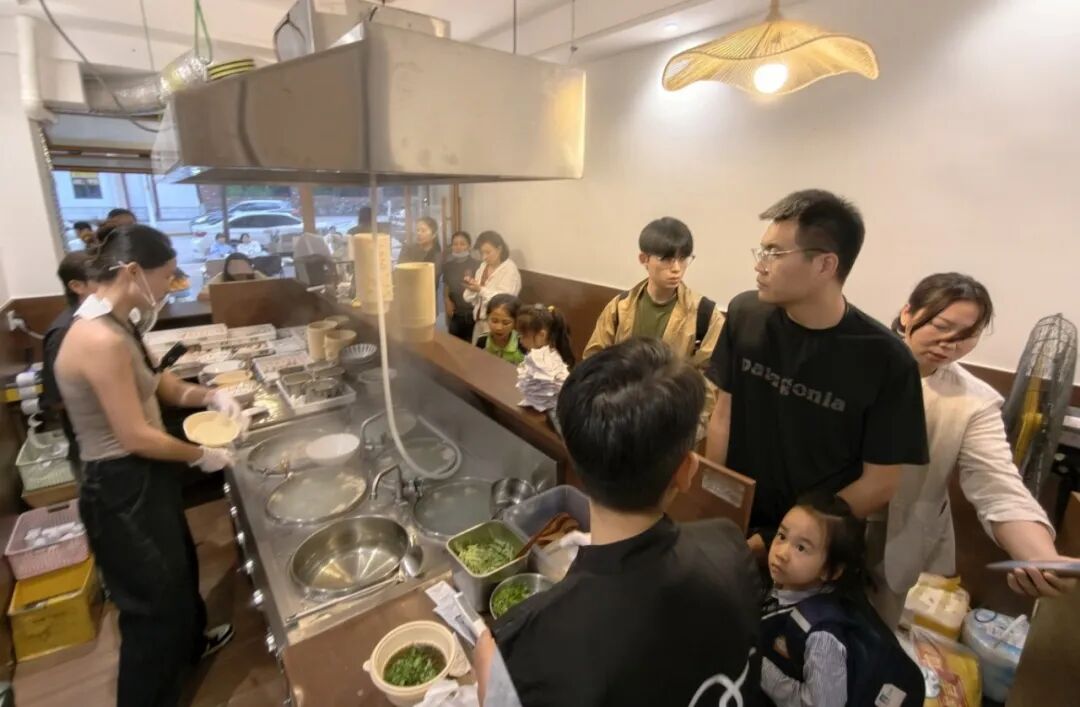 排队1小时是常态!岳阳这家小店火爆了,你去吃过吗?