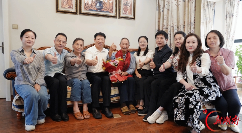 重阳敬老送关怀，走访慰问暖人心 ——湖南工业大学开展重阳节系列慰问活动