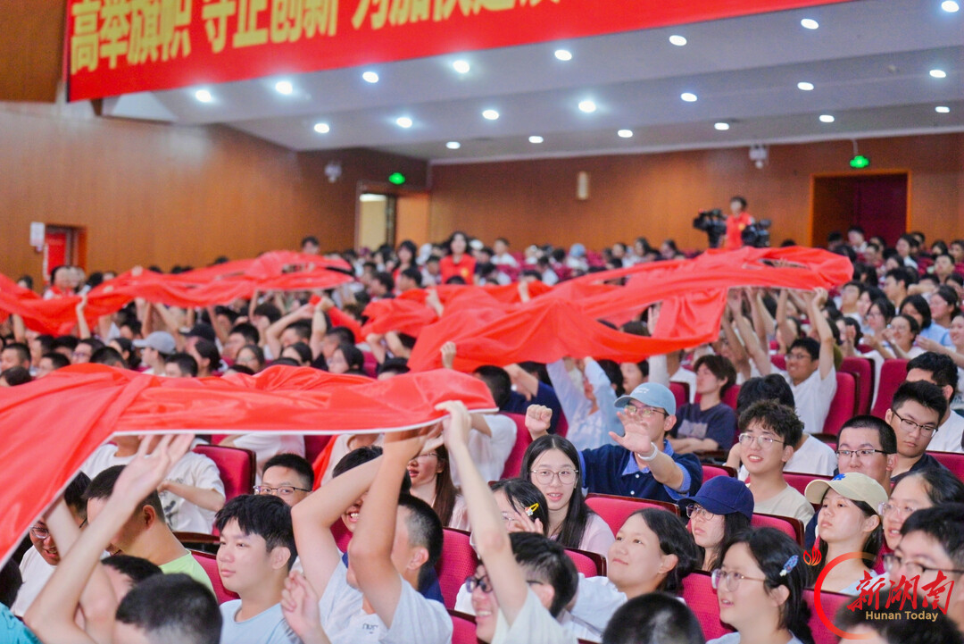 近千学子手手相传“红丝带”！湖南这场校园健康课，把防艾知识“接”进心里