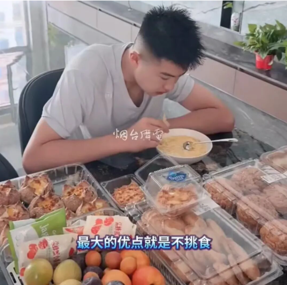 13岁男孩身高195cm,全网求长高食谱,孩子妈妈:早餐馄饨+3个鸡蛋+海参+3瓶奶,最大优点是不挑食,周末还能睡12个小时,专家提醒