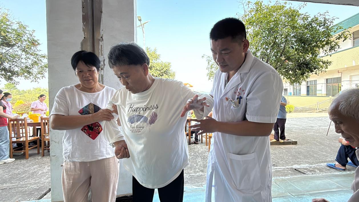 道县中医医院团委:青春敬老迎重阳 健康同行暖夕阳