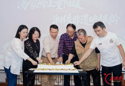 长沙汤家岭社区:湘绣馆里赏非遗 重阳游园暖银龄