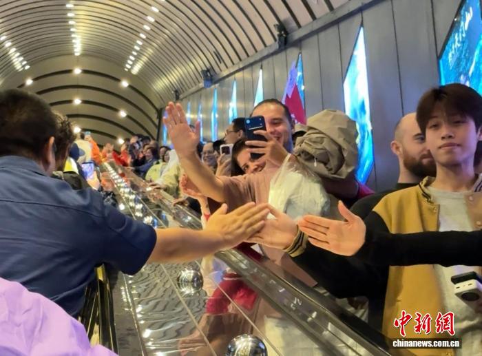 湖南张家界扶梯击掌走红网络:一记击掌何以打动人心?