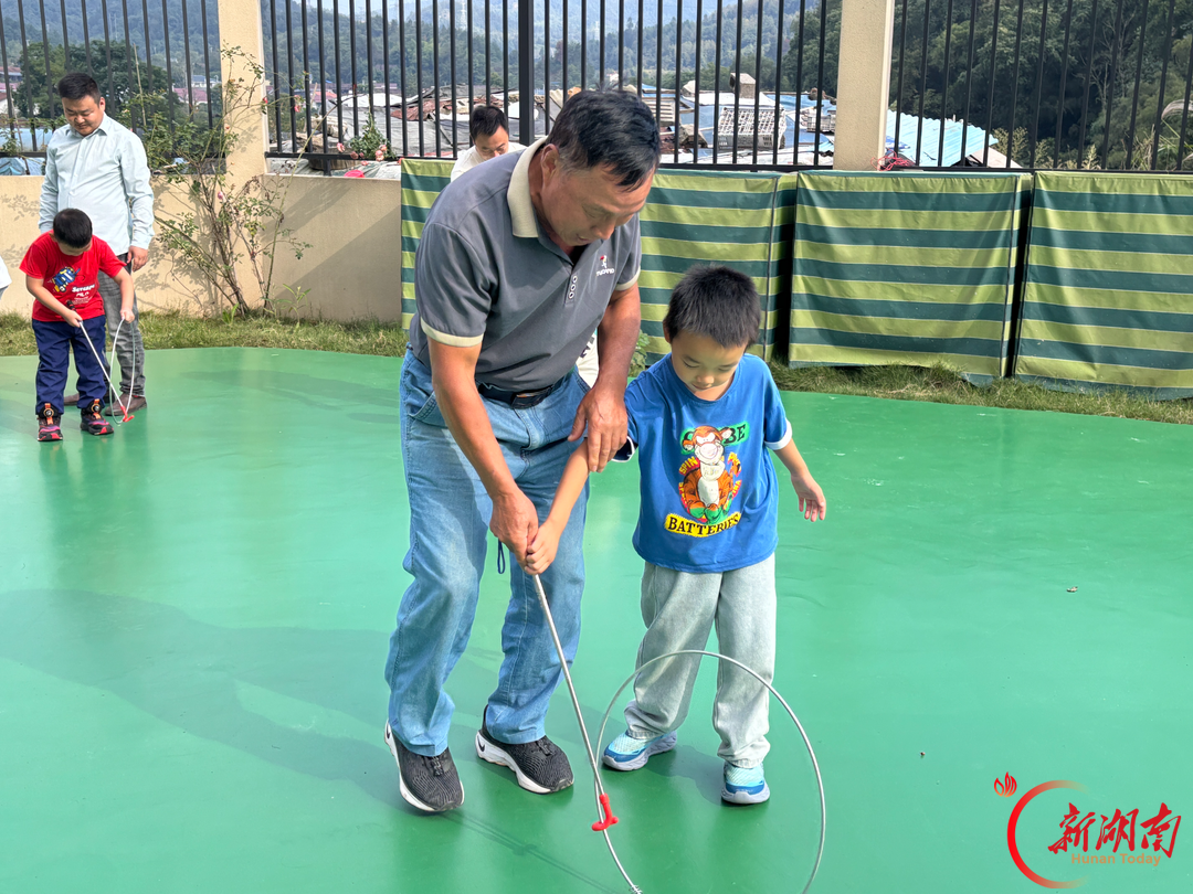 怀化市鹤城区第三幼儿园组织开展重阳节主题亲子活动