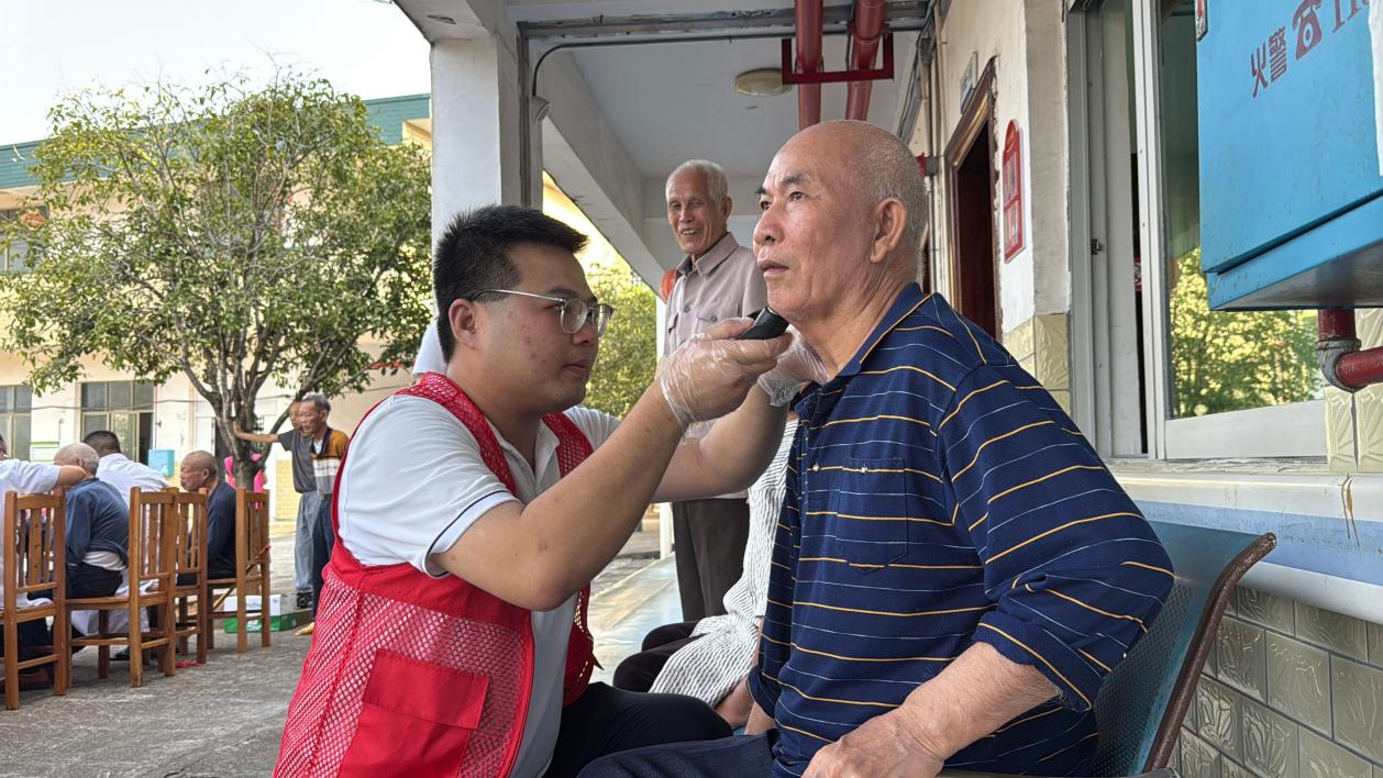 道县中医医院团委:青春敬老迎重阳 健康同行暖夕阳