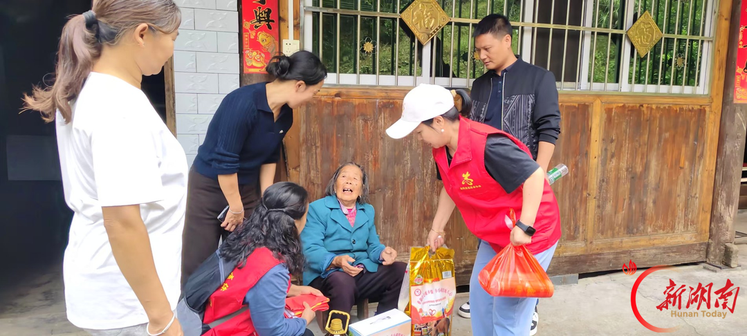 梨园曲声绕山寨,会同县文化惠民文艺演出走进炮团侗族苗族乡梨子寨村