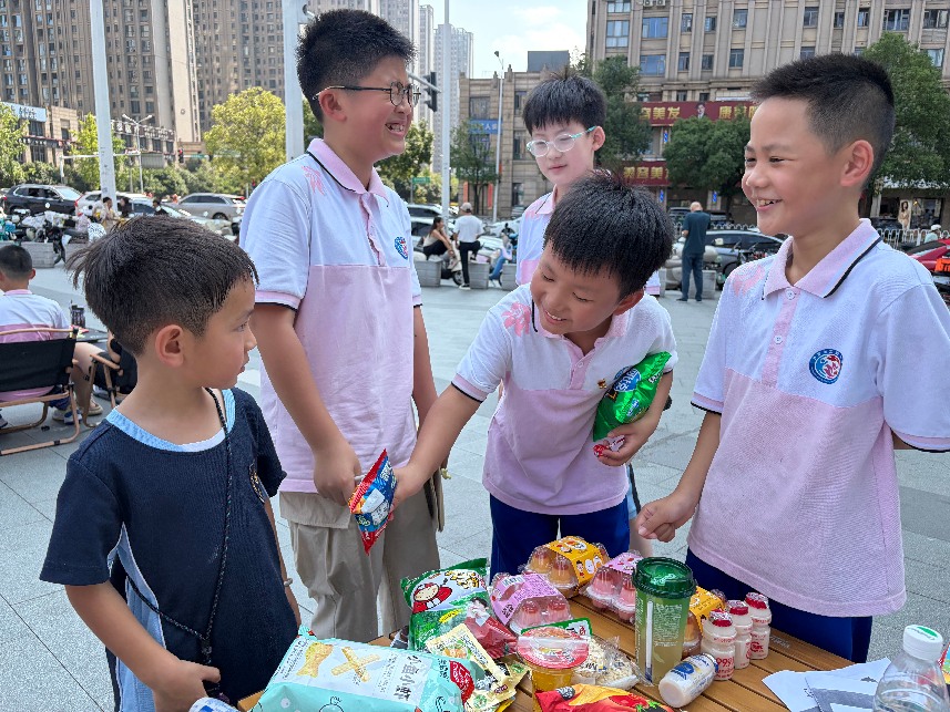 童心摆摊献爱心!长沙市实验小学学子义卖援建乡村微书屋