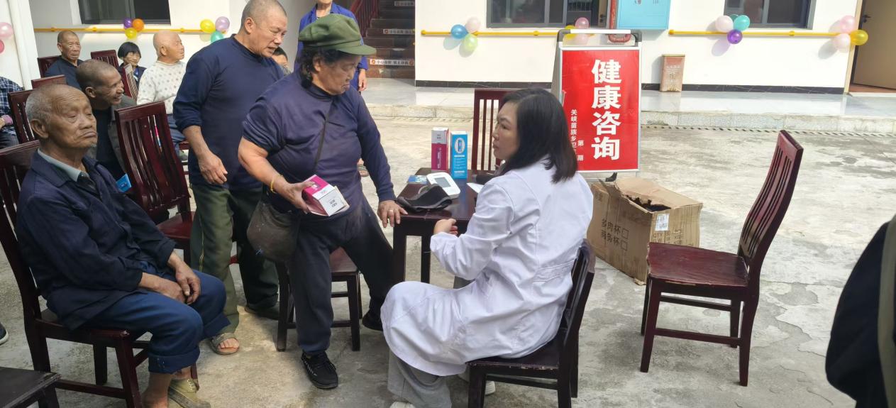 情暖重阳送关怀 康养同行护桑榆