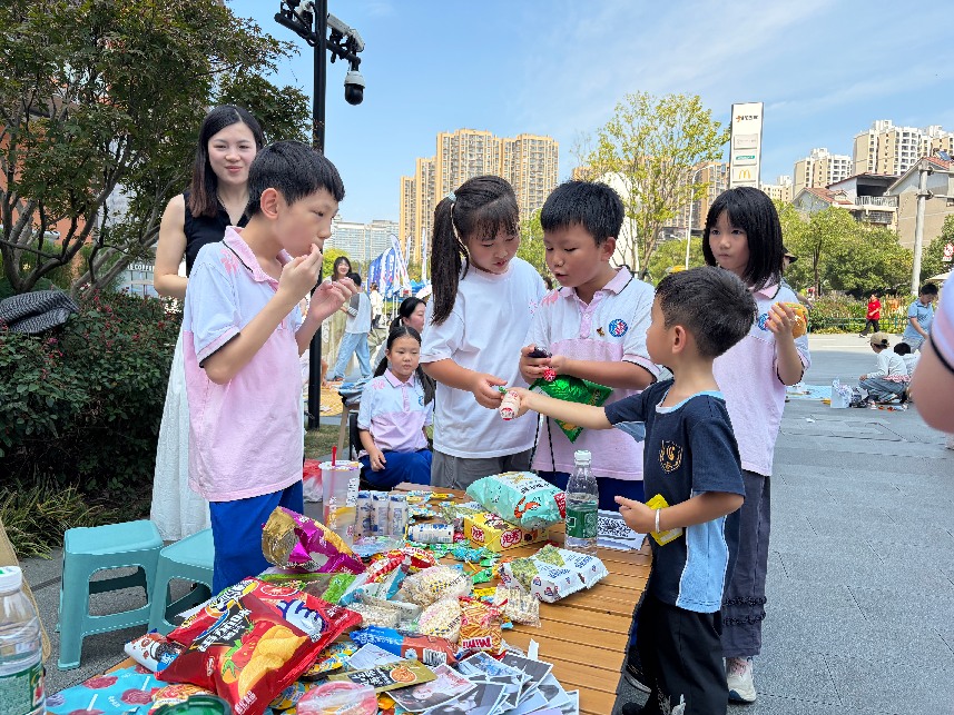 童心摆摊献爱心!长沙市实验小学学子义卖援建乡村微书屋