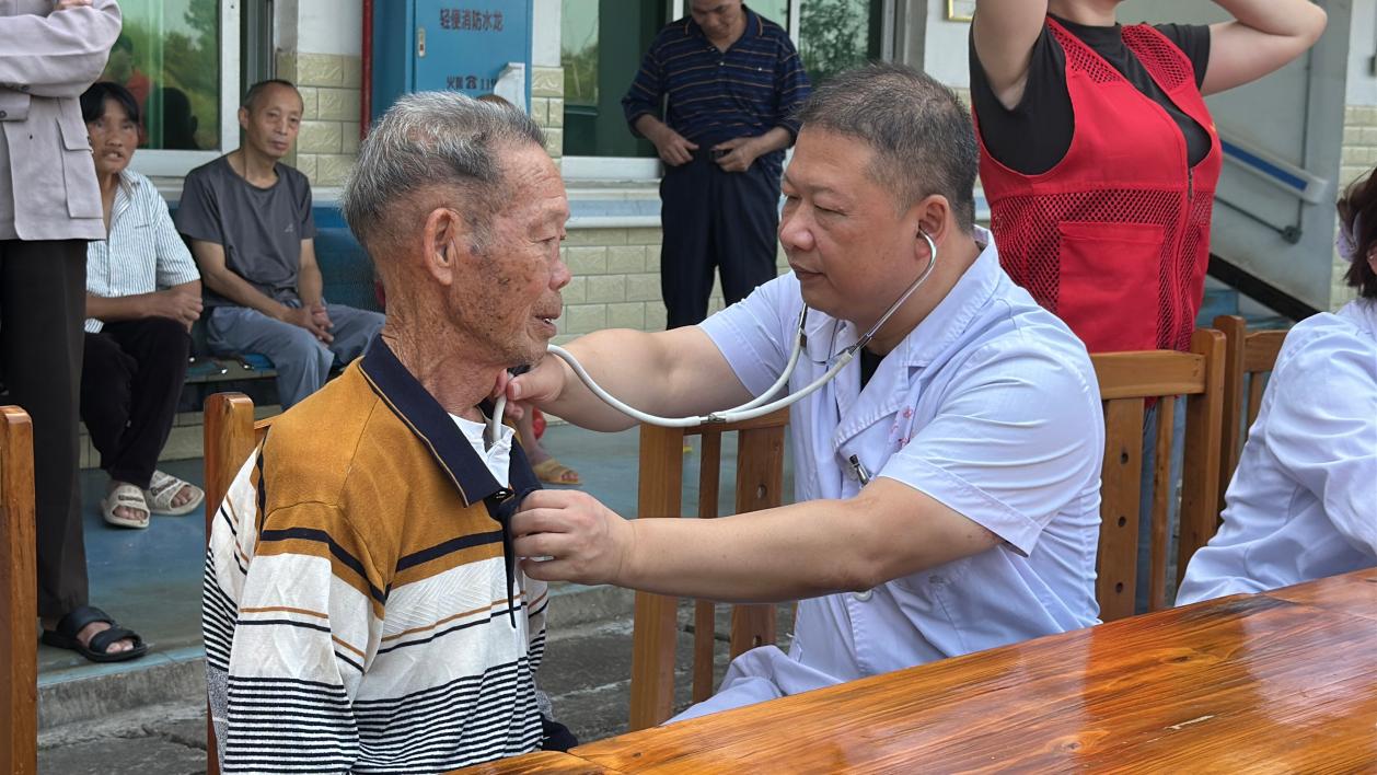 道县中医医院团委:青春敬老迎重阳 健康同行暖夕阳