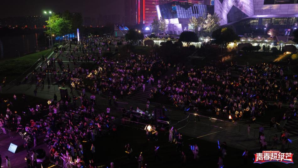 千架无人机上演“青春超级芒”音乐秀，解锁开福滨江夜经济新玩法