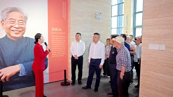 邵阳市人大常委会机关组织离退休老同志赴洞口开展考察调研活动 周文参加