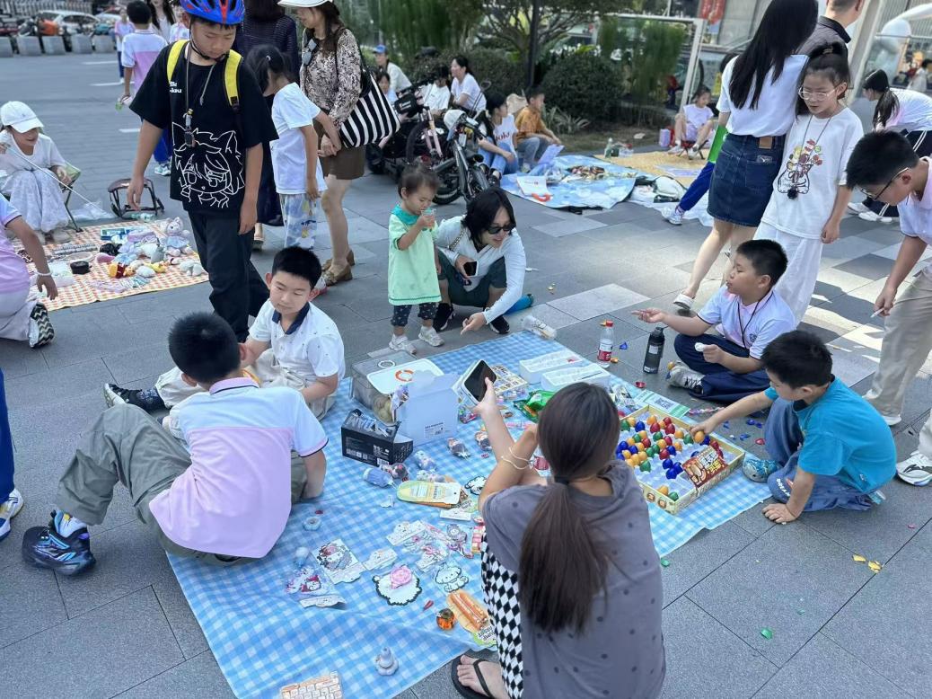 童心摆摊献爱心!长沙市实验小学学子义卖援建乡村微书屋