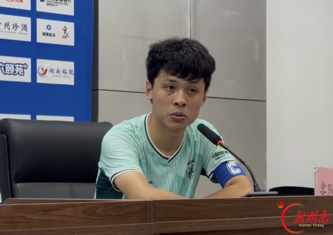 对阵“老东家”点球得分,他选择低调不庆祝
