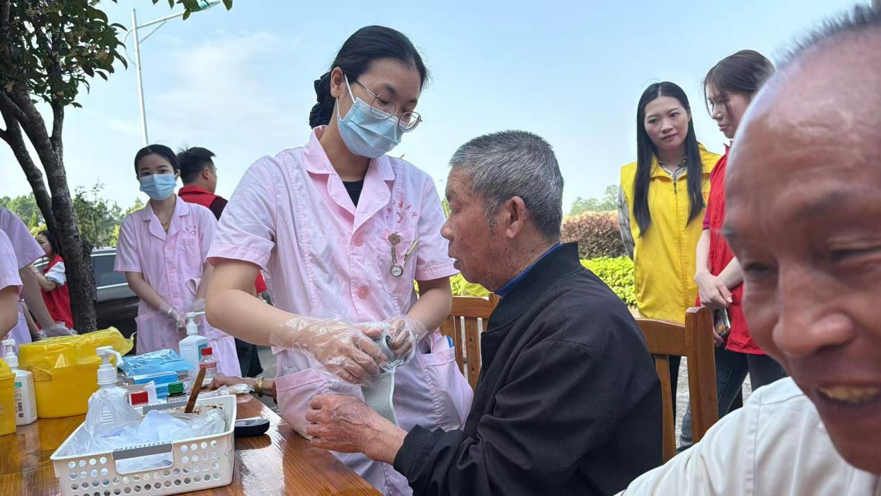 道县中医医院团委:青春敬老迎重阳 健康同行暖夕阳